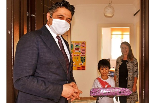 ÇOCUKLARIN ÖDÜLLERİNİ EVLERİNE GÖTÜRDÜ