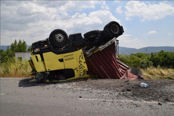 TIR DEVRİLDİ: 3 YARALI