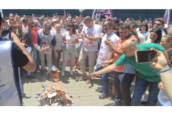 Memurlar bordro yaktı!