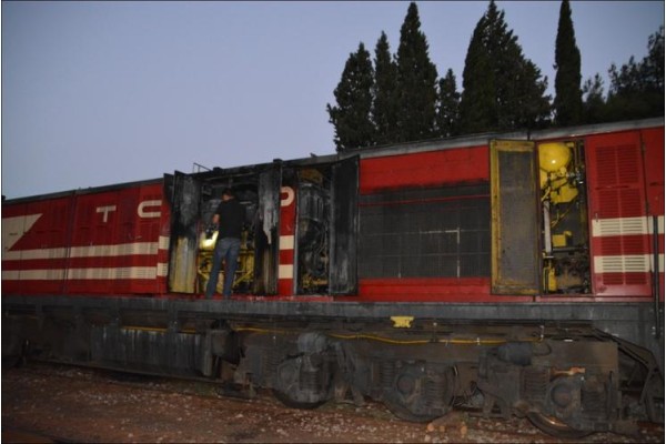 MENEMEN’DE YOLCU TRENİ YANDI