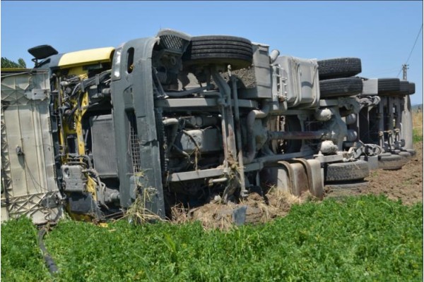 SİLİSLİ SAC YÜKLÜ TIR DEVRİLDİ: 1 YARALI