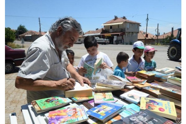 KÖY KÖY DOLAŞIP KİTAP DAĞITIYOR