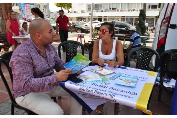 AVRUPA FIRSATLARI ALİAĞALI GENÇLERLE BULUŞTU