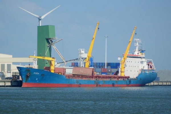 YANAN GEMİ SÖKÜLMEYİ BEKLİYOR