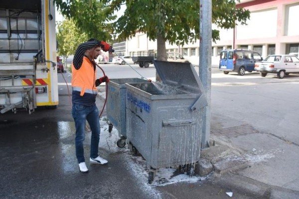 ÇÖP KONTEYNERLERİ TEMİZLENİYOR
