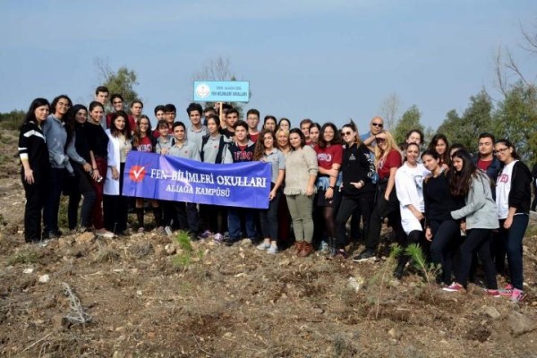 ÖĞRENCİLER ÇAM FİDANI DİKTİ