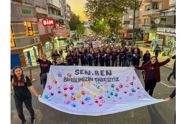 Kadınlar şiddete karşı yürüdü