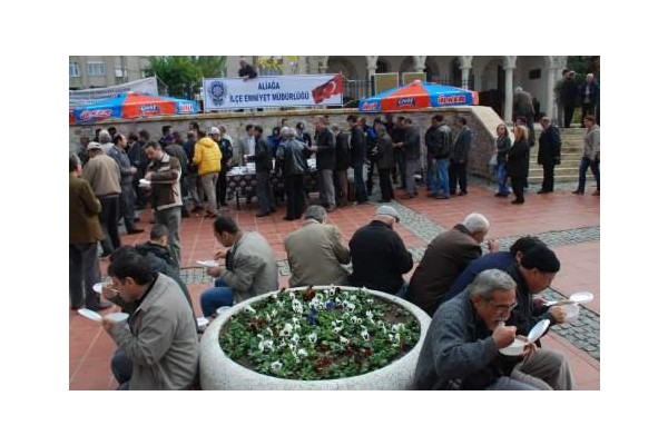ALİAĞA POLİSİ VATANDAŞA AŞURE DAĞITTI