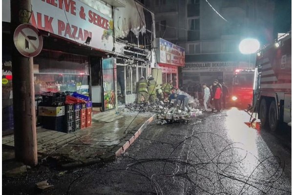Trafo patladı, market deposunda yangın çıktı