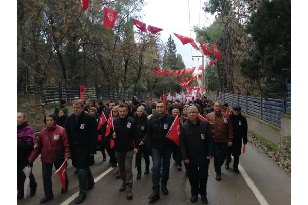 DEVRİM ŞEHİTLERİ İÇİN YÜRÜDÜLER