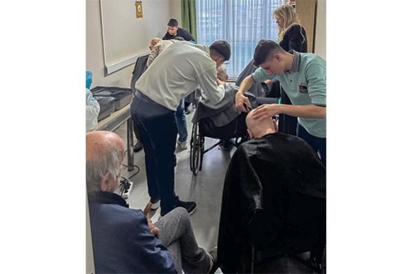 Öğrencilerden huzurevine anlamlı ziyaret