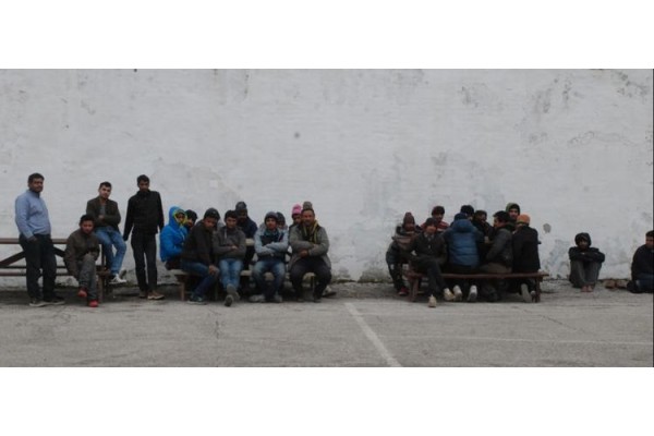 YAĞMURDAN KAÇARKEN JANDARMAYA YAKALANDILAR