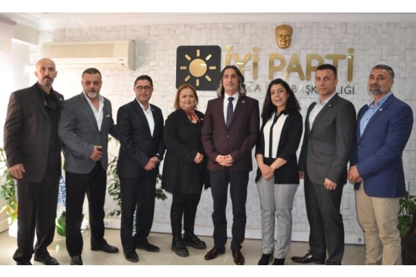 YENİ ÜYELERE ROZETLERİ TAKILDI