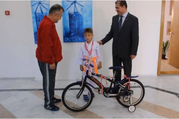 KAYMAKAM’DAN MİNİK ŞAMPİYONA BİSİKLET