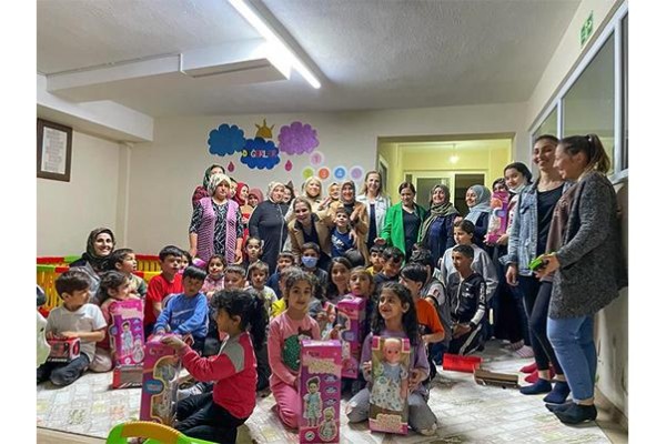 ERDOĞAN’DAN ALİAĞALI YETİM ÇOCUKLARA OYUNCAK