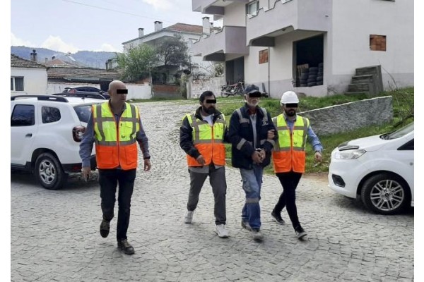 JANDARMA, İŞÇİ TAKLİDİYLE HÜKÜMLÜYÜ YAKALADI