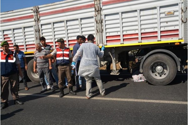 TIR, YAYAYA ÇARPTI: 1 ÖLÜ