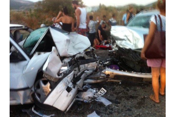 İKİ ARAÇ KAFA KAFAYA ÇARPIŞTI