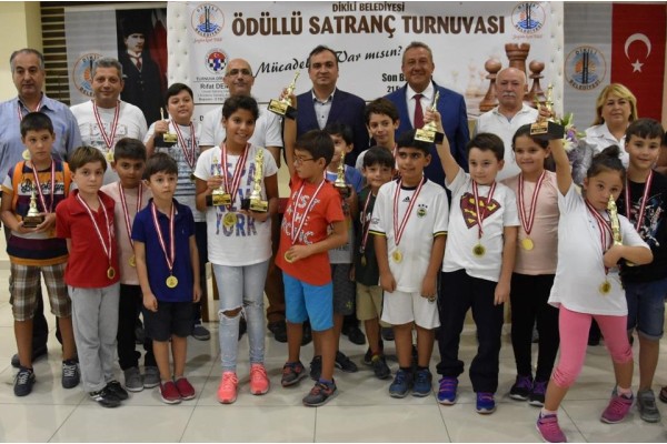 DİKİLİ’DE SATRANÇ ŞÖLENİ