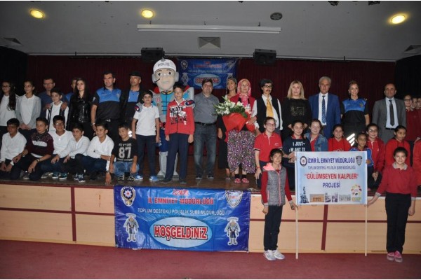 TOPLUM DESTEKLİ POLİSLERDEN TİYATRO