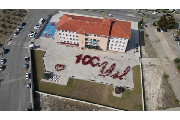 Öğrencilerden "100. Yıl" koreografisi