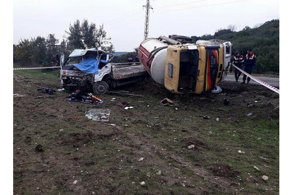 KAZA YAPAN ARACA YARDIMA GİDERKEN CANINDAN OLDU