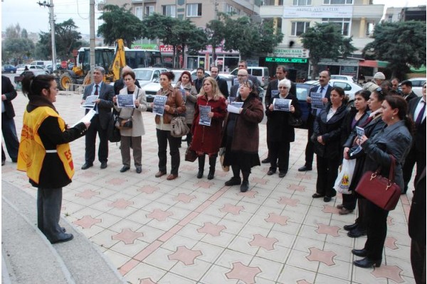 MALİYE EMEKÇİLERİNDEN ÜCRET ADALETSİZLİĞİNE TEPKİ