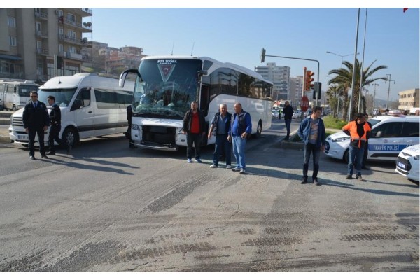 TUR OTOBÜSÜ TIR’A ÇARPTI