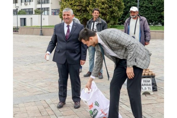 MHP SOKAK HAYVANLARINA YEM BIRAKTI