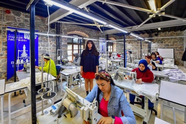 Depremzedeler için iç çamaşırı üretiliyor