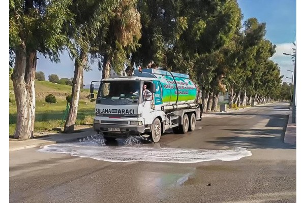 SOKAKLAR ANTİVİRAL SU İLE YIKANIYOR