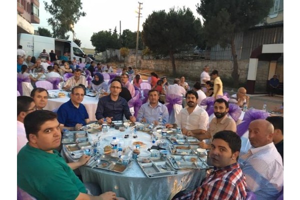 AK PARTİLİLER İFTARDA KÖY HALKIYLA BULUŞTU