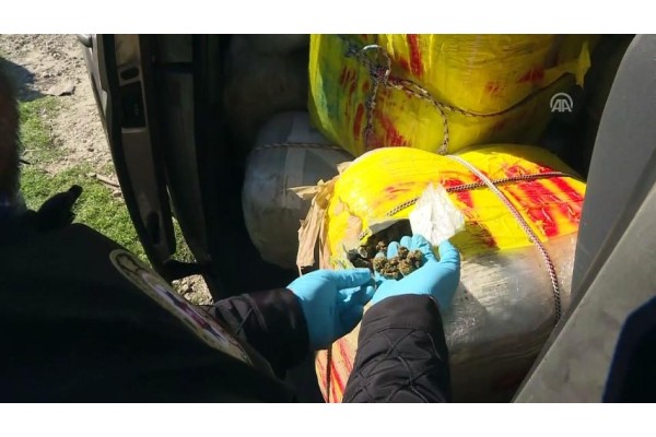 6 AYDA 2 TON ESRAR ELE GEÇİRİLDİ