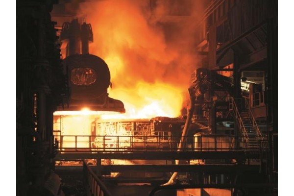 ERİYİK DEMİR ÜZERLERİNE SIÇRADI: 5 YARALI