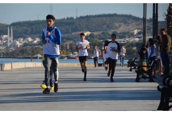 ALİAĞALI GENÇLER CUMHURİYET İÇİN KOŞTU