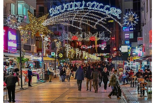 İZMİR YENİ YILA IŞIL IŞIL GİRİYOR