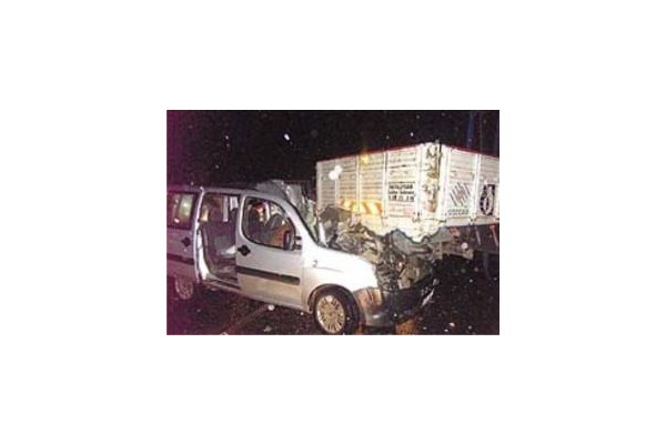 İş dönüşü kamyon altında kaldılar