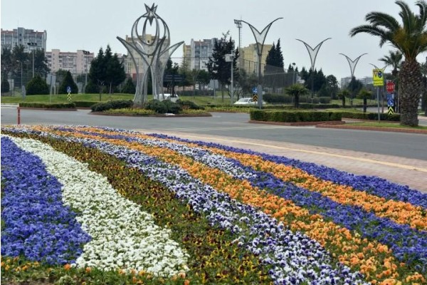 CADDELER ÇİÇEKLERLE SÜSLENDİ