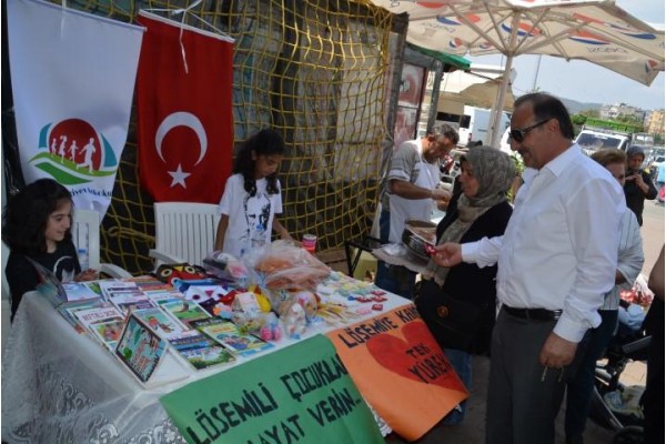 LÖSEV İÇİN PAZARDA STANT KURDULAR