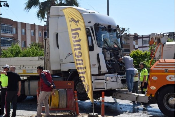 TIR İLE KAMYON ÇARPIŞTI: 1 YARALI