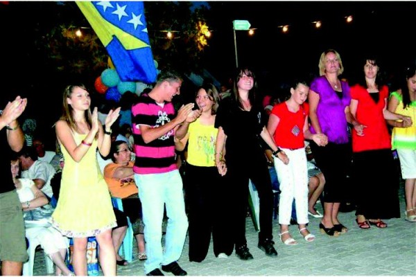 BOŞNAKLAR PİTA GECESİNDE BULUŞUYOR