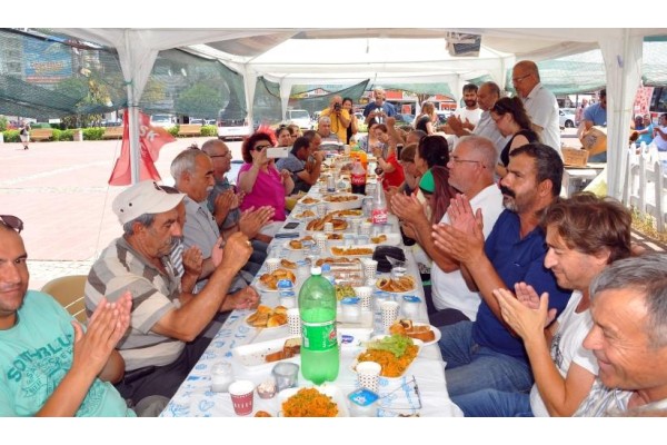 BELEDİYE İŞÇİLERİNE DESTEKLER SÜRÜYOR