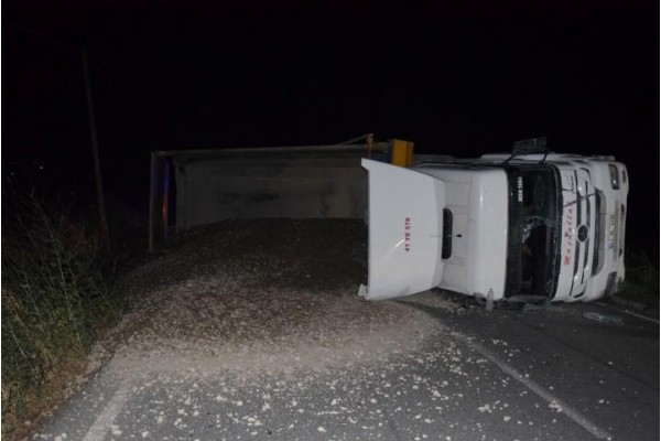 ÇAKIL YÜKLÜ TIR DEVRİLDİ