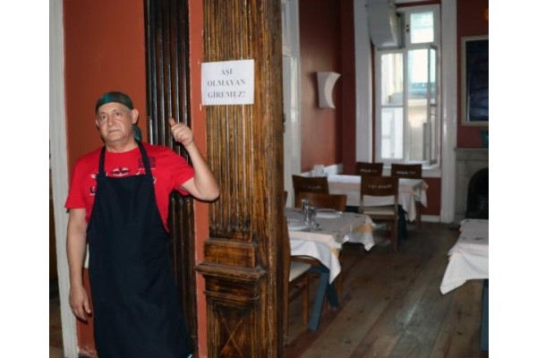 İŞ YERİNE "AŞI OLMAYAN GİREMEZ" YAZISI ASTI