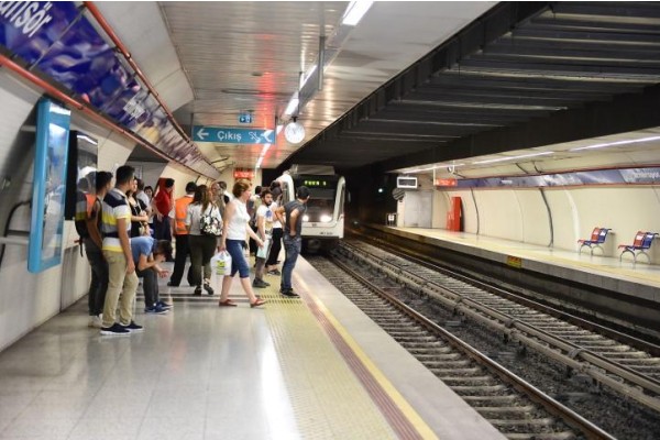 METRO VE TRAMVAYDA SEFERLER SIKLAŞIYOR