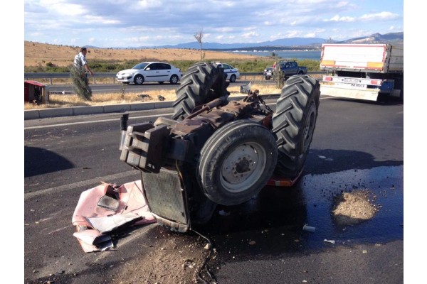 Otomobil ile traktör çarpıştı: 2 yaralı