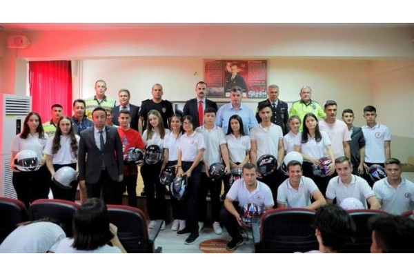 Lise öğrencilerine trafik eğitimi