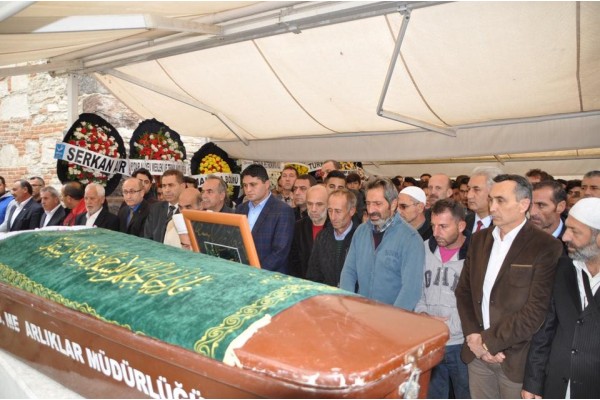 HANDE CAN’I SEVENLERE CAMİ AVLUSU YETMEDİ