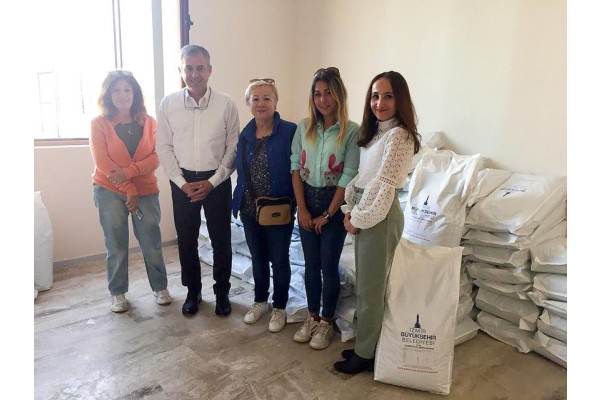 BÜYÜKŞEHİR’DEN SOKAK HAYVANLARINA MAMA YARDIMI