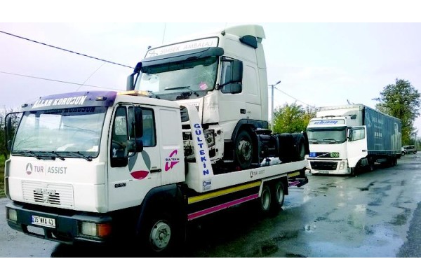 TIR  SERVİS MİNİBÜSÜNE ÇARPTI